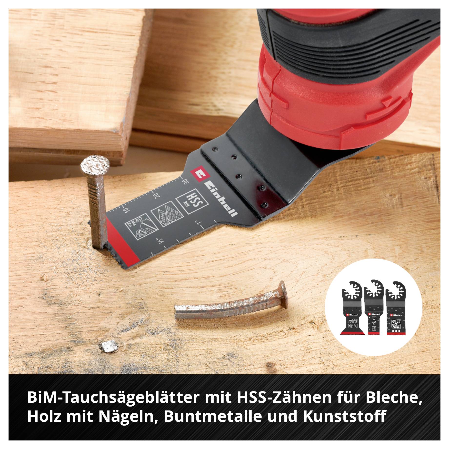Eine elektrische Säge durchtrennt mühelos einen Nagel, umgeben von Holzstücken. Unten rechts: Abbildung von drei Ersatzsägeblättern.