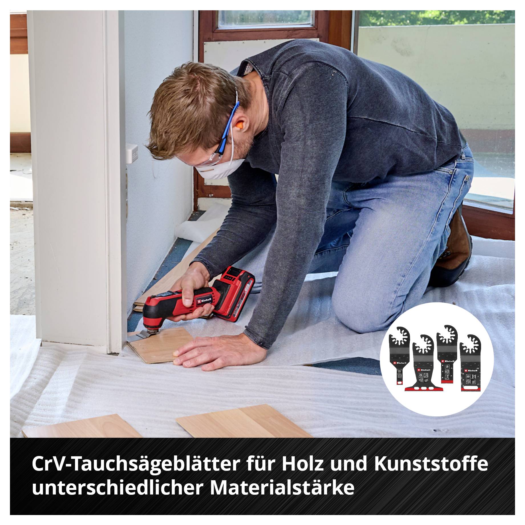Ein Mann verwendet ein Elektrowerkzeug, um Holz am Boden zu schneiden. Text: 'CrV-Tauchsägeblätter für Holz und Kunststoffe unterschiedlicher Materialstärke'.