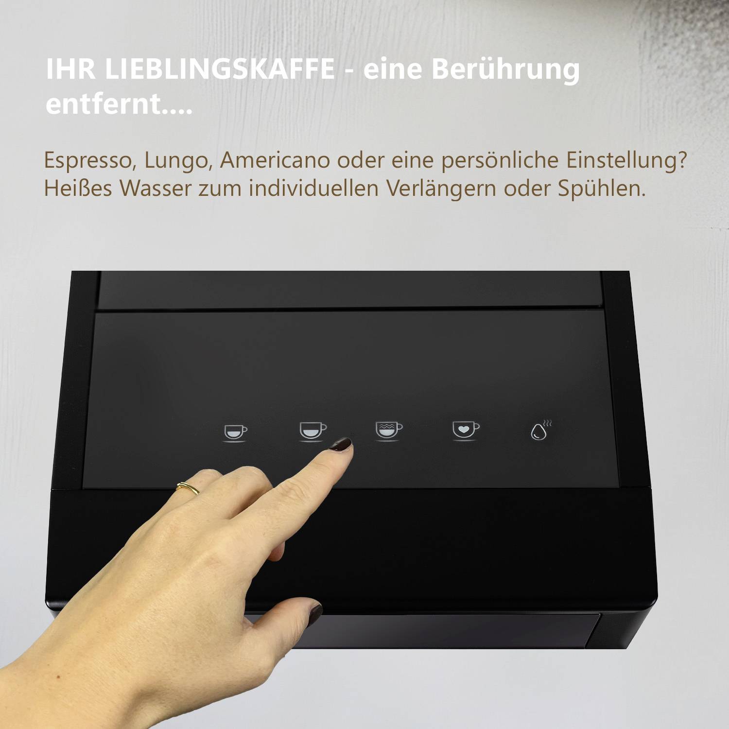 Ein Finger berührt das Display einer Kaffeemaschine mit Optionen für Espresso, Lungo, Americano und heißes Wasser.