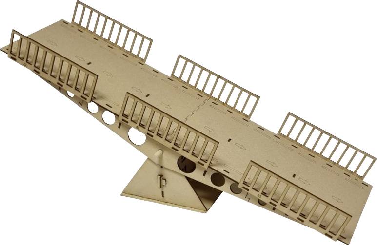 Modell einer Wippe mit rechteckiger Plattform aus Holz, seitlichen Geländern und einem zentralen Drehpunkt.