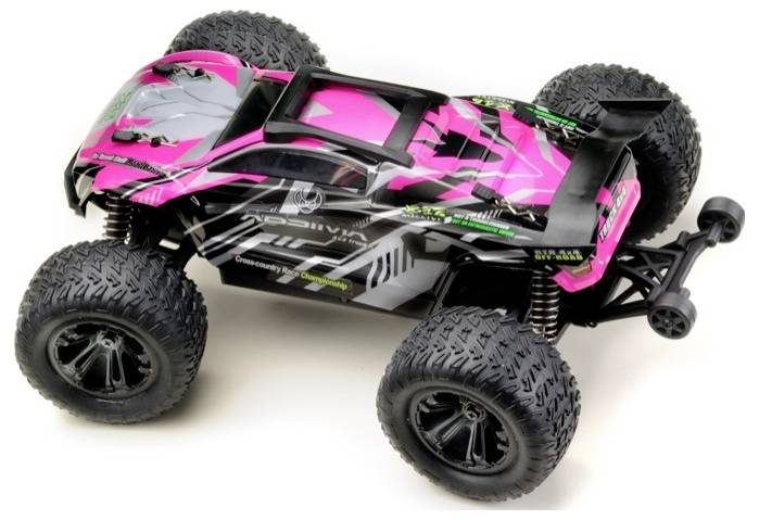 Ein ferngesteuertes Auto im Offroad-Stil mit großen Reifen, schwarz-pinkem Design und stabiler Karosserie steht auf einer weißen Fläche.