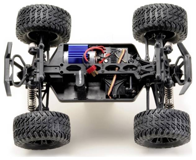 Ein Modell-Autofadrahmen mit vier großen, robusten Reifen, sichtbaren Federn und interner Elektronik, der sein Gelände-Design und seine Konstruktion hervorhebt.