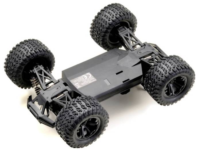 Ein schwarzles ferngesteuertes Auto-Chassis mit großen Rädern mit Stollen und sichtbarem Aufhängungssystem, von oben schräg dargestellt.