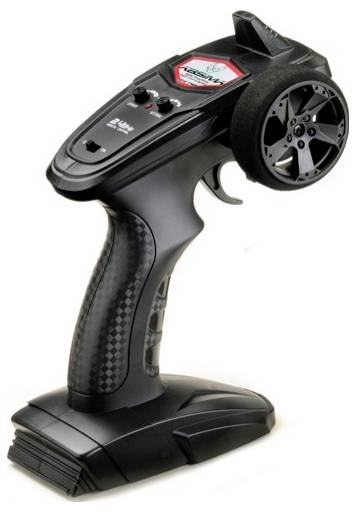 Ein schwarzer Funkfernsteuerungs-Sender mit einem Lenkrad und verschiedenen Tasten, der zum Steuern von ferngesteuerten Fahrzeugen verwendet wird.