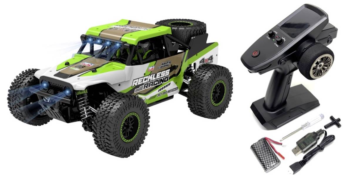 Spielzeug-RC-Truck im Offroad-Stil mit grün-weißer Lackierung. Neben dem Truck liegt eine Fernbedienung und Zubehör.