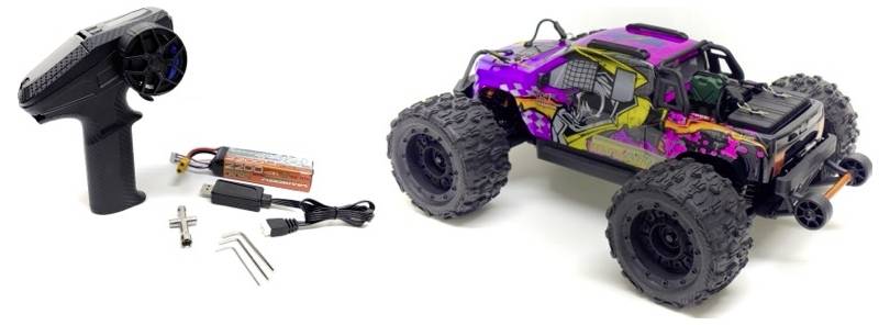 Ferngesteuertes Auto mit buntem, grafischem Design, großen Reifen. Daneben eine Fernbedienung, Akku, Ladegerät und Werkzeuge.