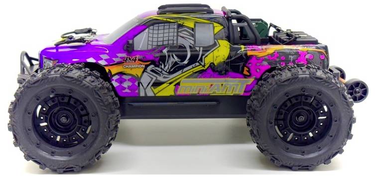 Ein farbiger, ferngesteuerter Monstertruck mit großen Reifen und grafischen Mustern. Er wirkt robust und sportlich.