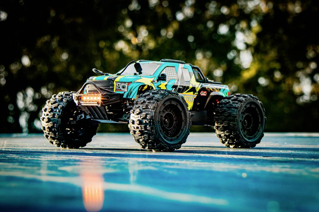 Absima Mini AMT Fluo Blau Brushless 1:16 RC Modellauto Elektro Monstertruck Allradantrieb (4WD) RtR 2,4GHz