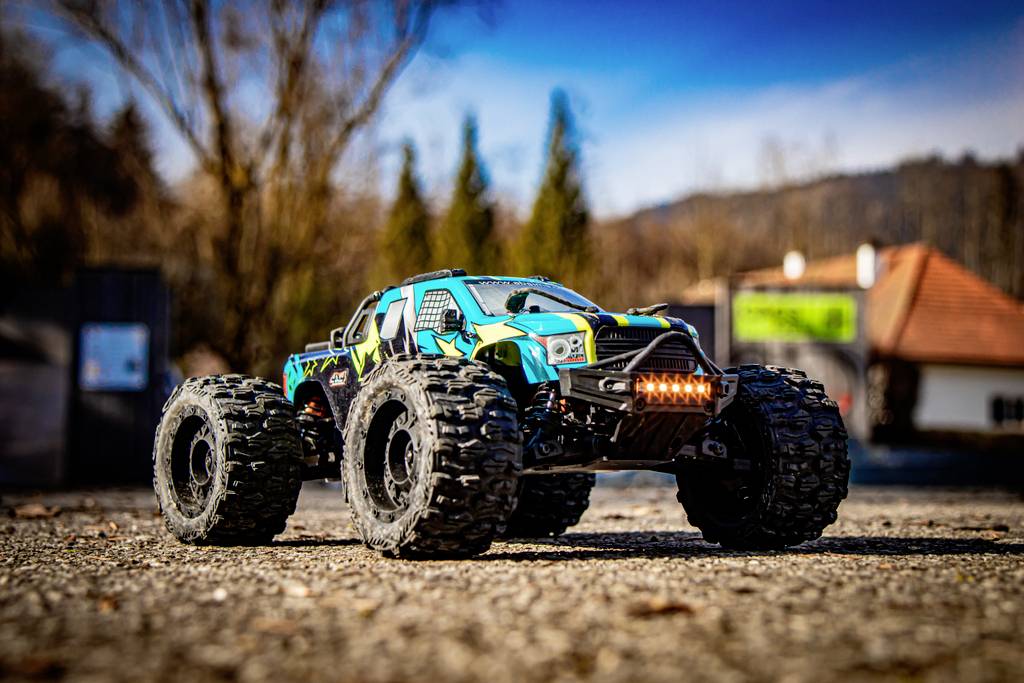 Absima Mini AMT Fluo Blau Brushless 1:16 RC Modellauto Elektro Monstertruck Allradantrieb (4WD) RtR 2,4GHz