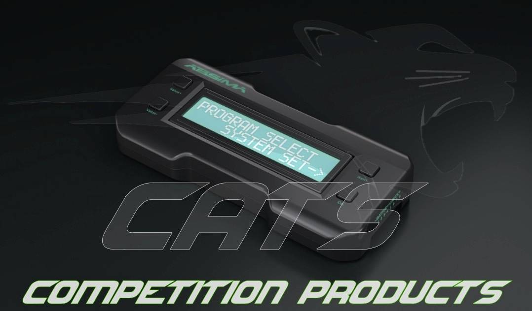 Ein schwarzes elektronisches Gerät mit Bildschirm zeigt 'PROGRAM SELECT SYSTEM SET'. Hintergrund zeigt ein stilisiertes Tierkopf-Logo und den Text 'COMPETITION PRODUCTS'.