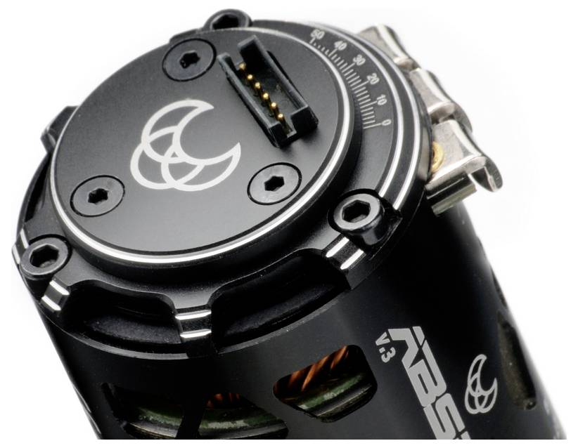 Die Abbildung zeigt einen schwarzen Elektromotor mit einem silbernen Logo und Messskala. Er wird in ferngesteuerten Autos verwendet.