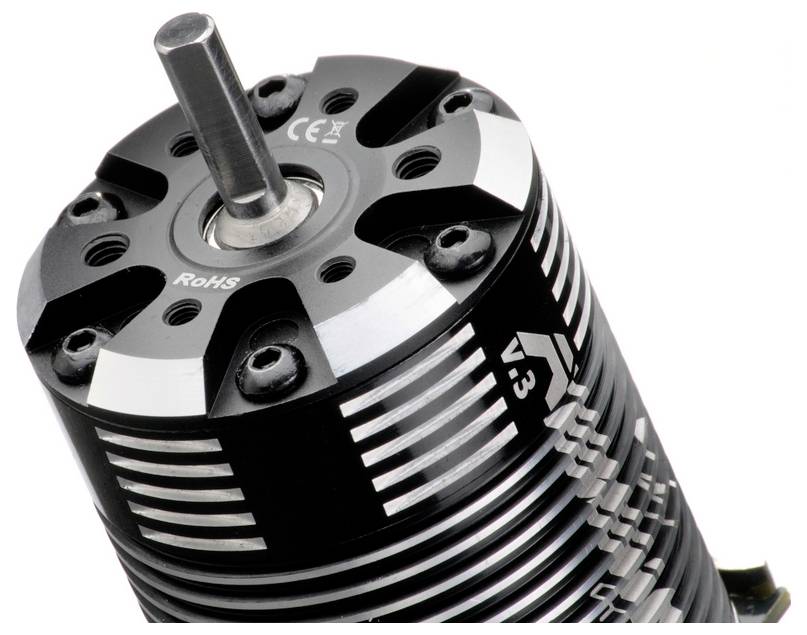 Ein zylindrischer Elektromotor mit Kühlrippen und einer sichtbaren Antriebswelle, geeignet für RC-Fahrzeuge oder -Geräte.