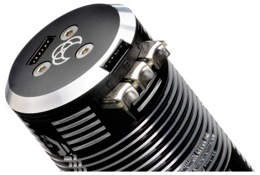 Ein zylindrisches Metallgerät mit Anschlüssen an einem Ende, möglicherweise eine Batterie oder technisches Bauteil, in Nahaufnahme.