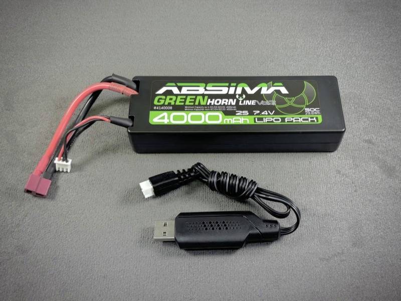 'Absima Green Horn Line' 4000 mAh LiPo-Akku mit Kabeln und USB-Anschluss auf grauem Hintergrund.