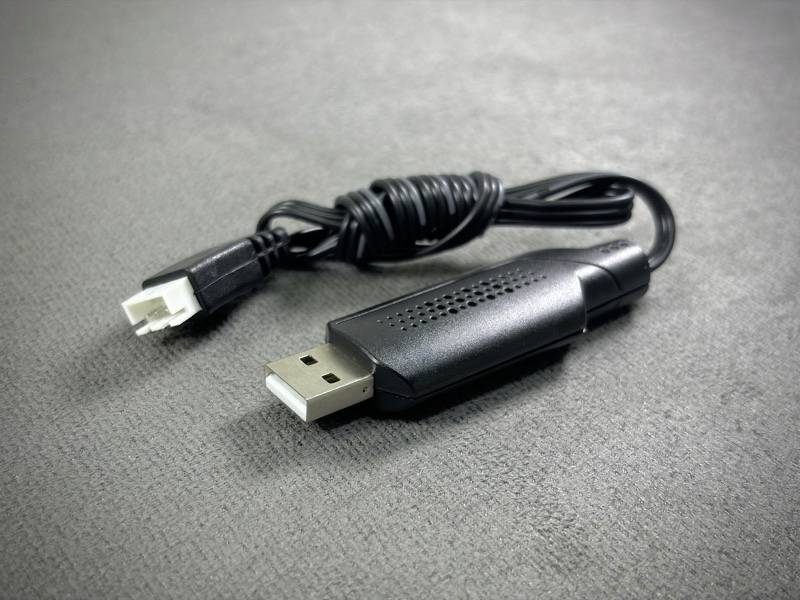 Schwarzes USB-Kabel auf grauem Hintergrund, mit einem USB-A-Stecker an einem Ende und einem kleinen weißen Stecker am anderen Ende.