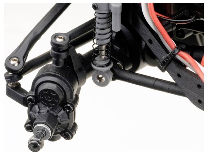 Nahaufnahme eines Modellfahrzeug-Federungssystems mit sichtbarer Feder und Dämpfern. Kabel verlaufen entlang der Struktur.