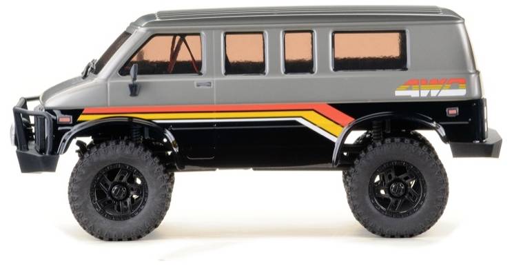 Spielzeugauto im Van-Design, grau und schwarz mit orange-gelben Streifen, große Reifen, seitliche Fenster, auf weißem Hintergrund.