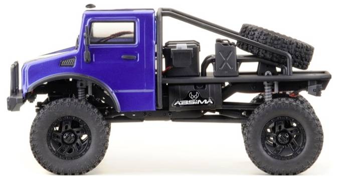 Ein blauer Geländewagen im Profil mit großen Reifen und einer Ersatzradhalterung hinten. Die Marke 'Absima' ist sichtbar.