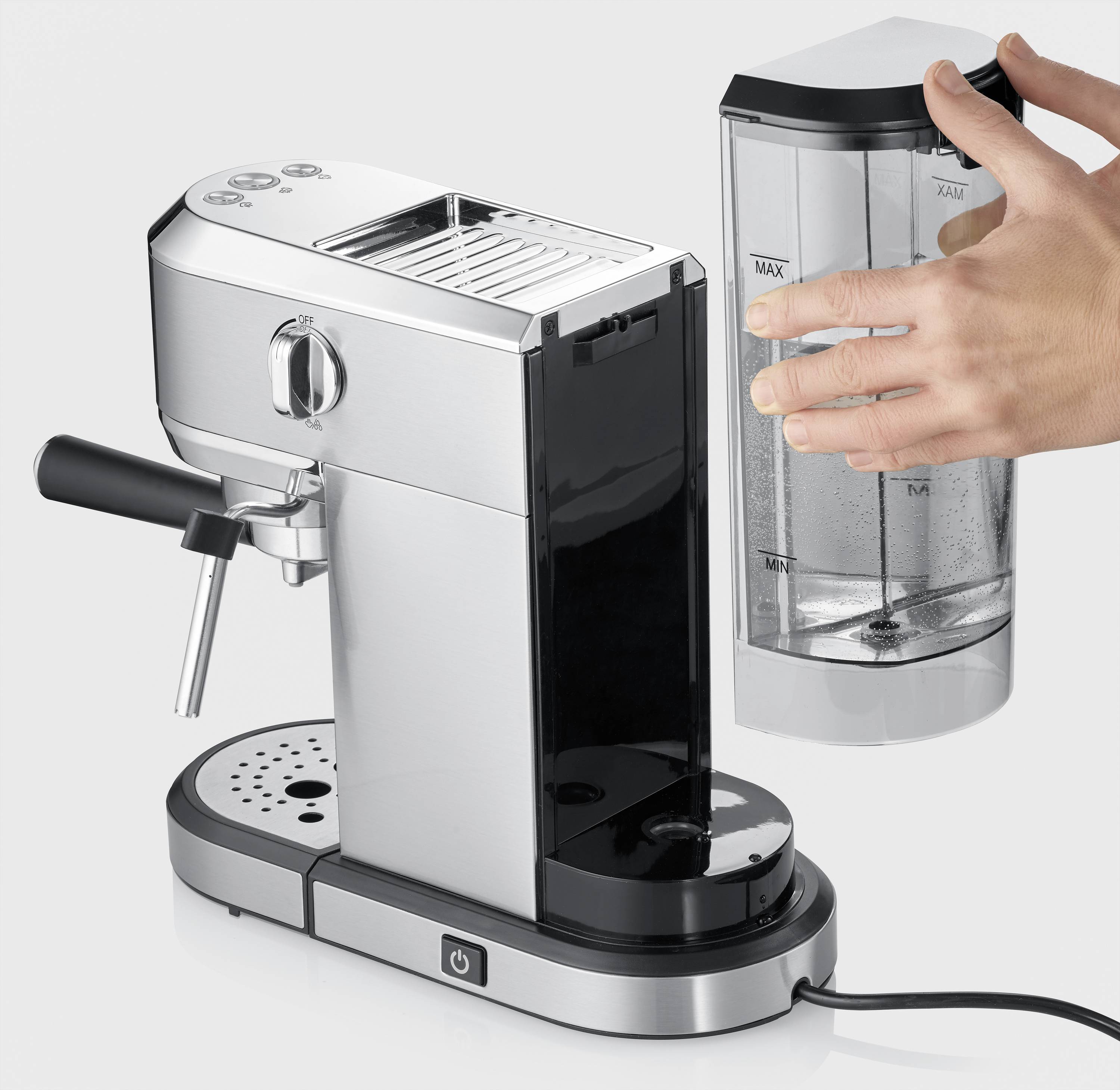 Espressomaschine mit abnehmbarem Wassertank. Hand entfernt Tank, zeigt einfache Handhabung.