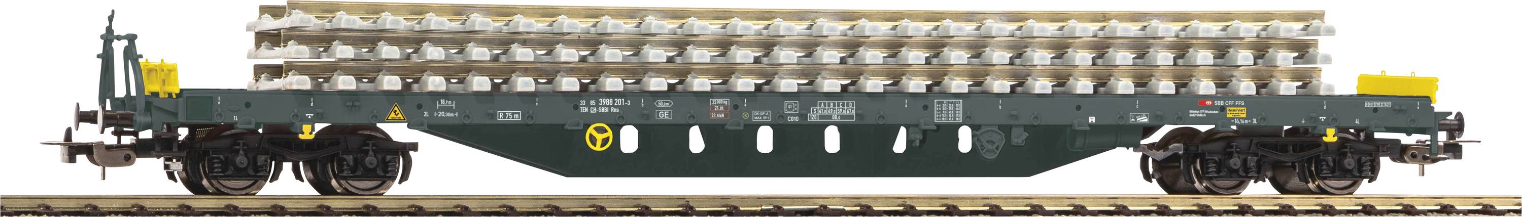 Güterwaggon auf einem Gleis transportiert gestapelte Bahnschwellen.