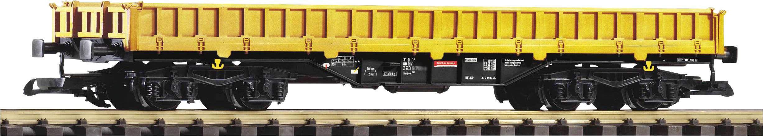 Gelber Modell-Güterwaggon auf Schienen, detailliert gestaltet mit schwarzen Rädern und Beschriftungen, seitliche Ansicht.