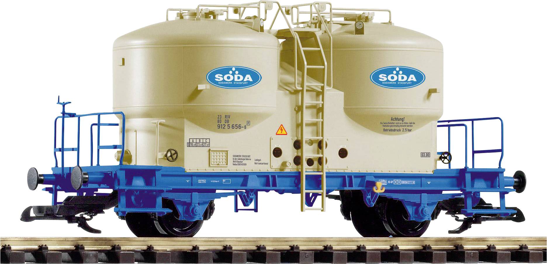 Zweikammer-Tankwaggon mit Aufschrift 'Soda', beiger Behälter, blaue Basis, auf Gleisen stehend. Verwendet für den Transport von Flüssigkeiten.
