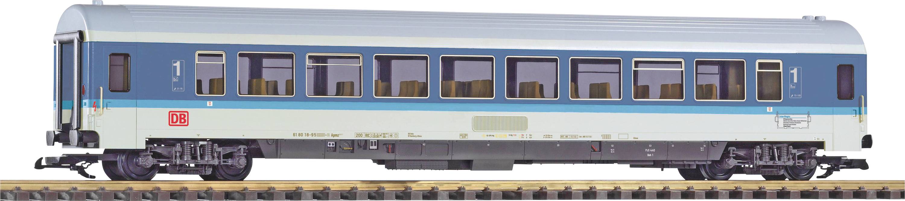 Ein Modellbahn-Wagen in blau-weißer Lackierung mit der Deutschen Bahn-Logo 'DB' an der Seite, auf einem Gleisabschnitt.