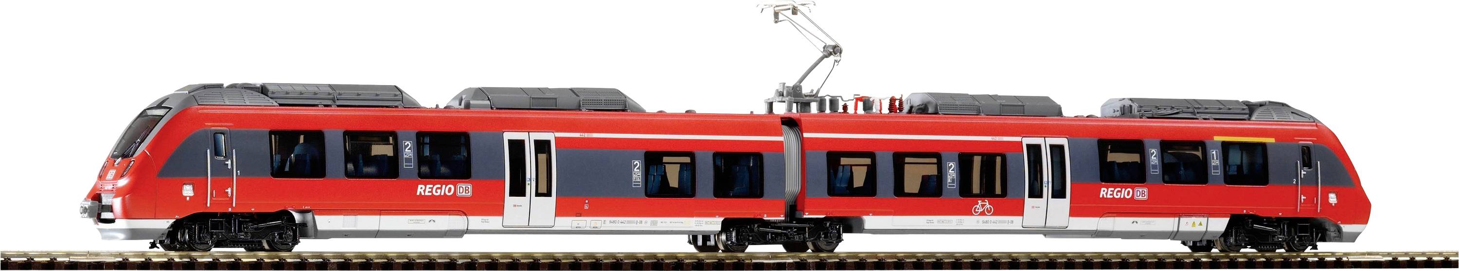 Ein roter Regionalzug mit mehreren Wagen fährt auf einer Eisenbahnschiene. Über dem Zug befindet sich eine Stromabnehmer für die Oberleitung.