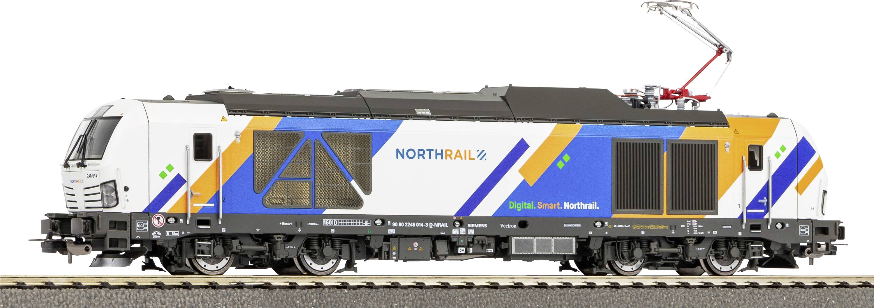 Eine moderne Lokomotive von Northrail auf einem Gleisabschnitt, mit buntem Design und Pantograph.
