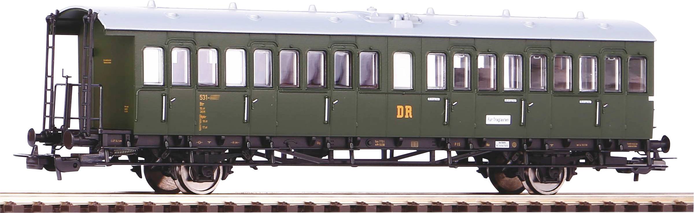 Ein grüner Eisenbahn-Personenwaggon der Deutschen Reichsbahn steht auf einem Gleis. Der Waggon hat mehrere Fenster und ein silbernes Dach.