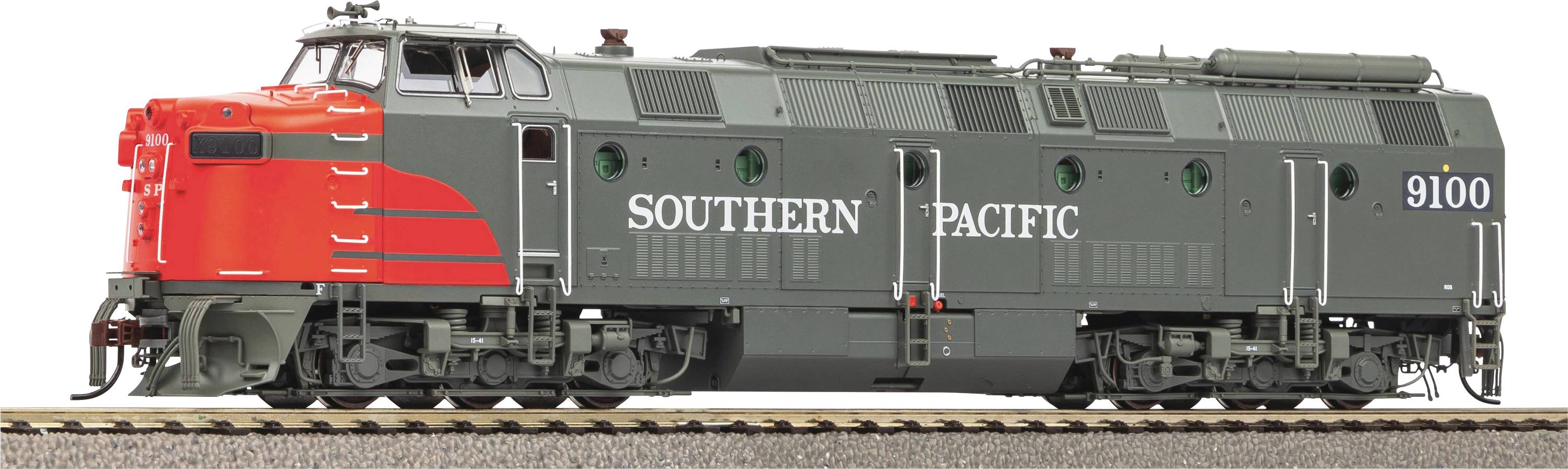 Ein Modellzug mit der Aufschrift 'Southern Pacific' auf der Seite. Die Lokomotive ist hauptsächlich grau mit einem roten Führerstand.