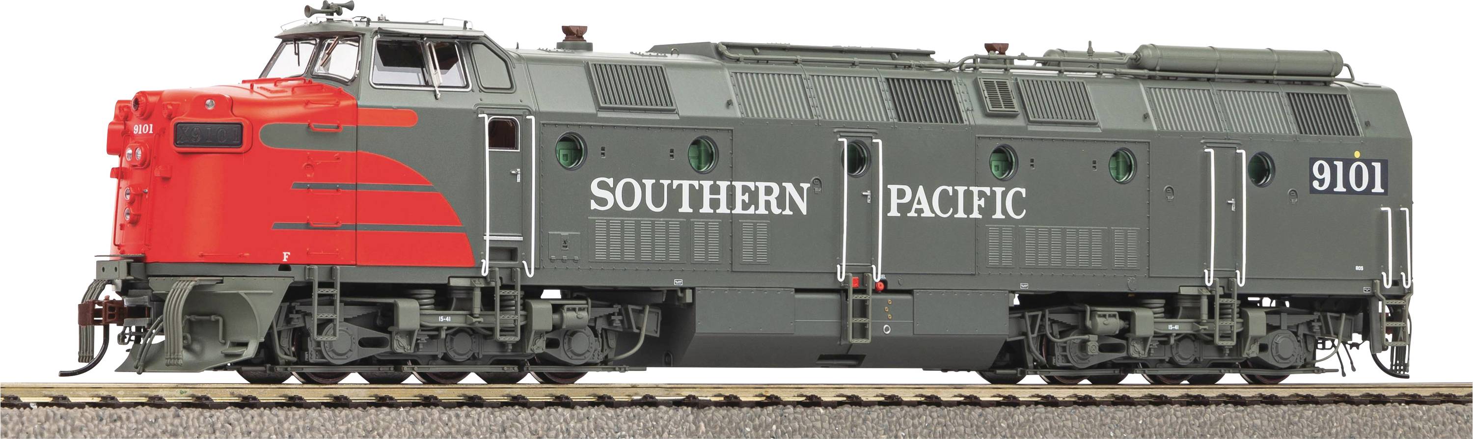 Ein grauer Modellzug mit der Aufschrift 'SOUTHERN PACIFIC' und der Nummer '9101' auf den Seiten fährt auf einem Gleis.