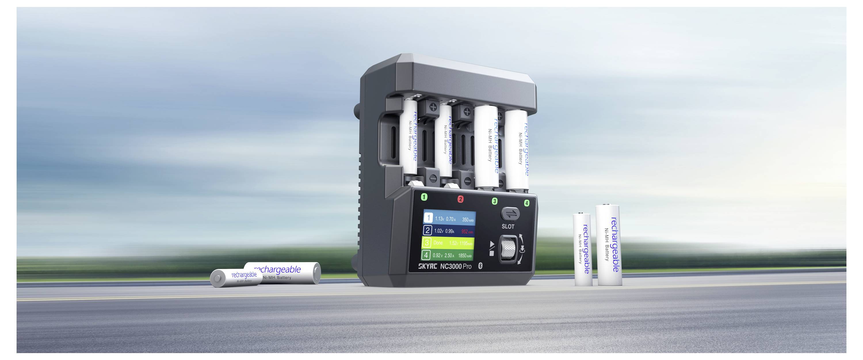 Ein Ladegerät mit vier eingesetzten AA-Batterien, ausgestattet mit einem digitalen Display und Tasten. Vier zusätzliche Batterien stehen daneben.