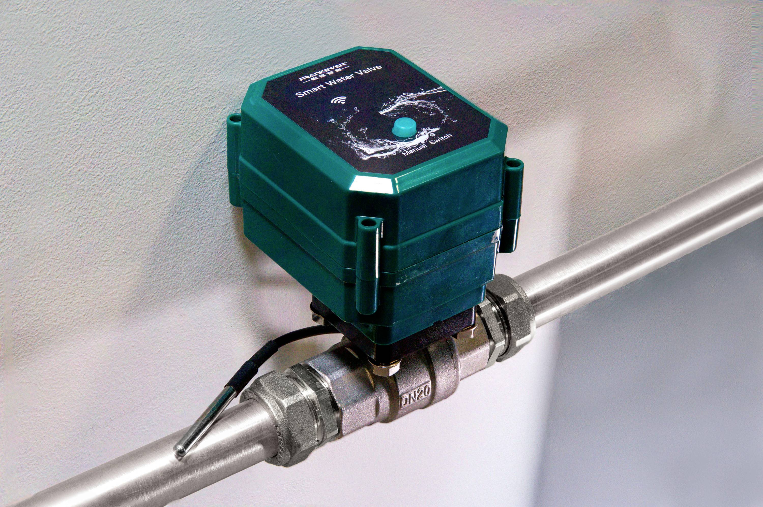 Ein grüner Wasserzähler-Sensor ist an einem horizontalen Rohr angebracht. Der Sensor misst den Wasserverbrauch digital.