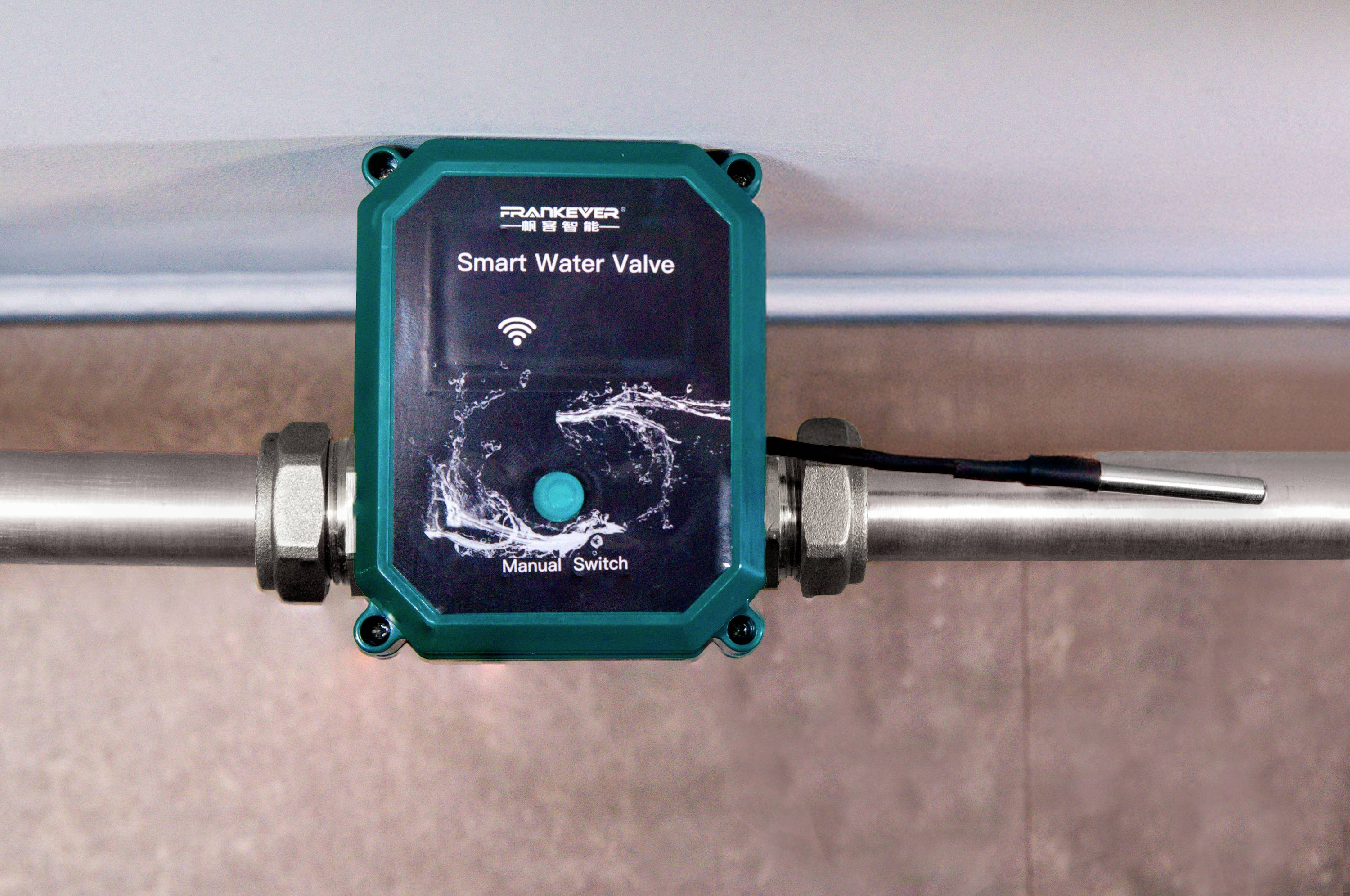 Ein Wasserregelventil in einem Rohrsystem. Über dem Ventil steht 'Smart Water Valve'. Ein WiFi-Symbol ist auf dem Gerät erkennbar.