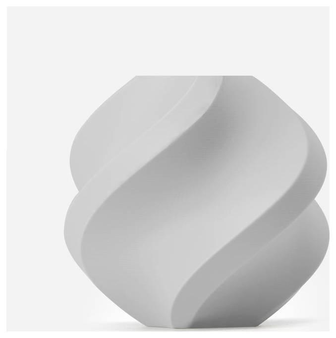 Eine weiße Vase mit spiralförmigem Design vor einem neutralen Hintergrund.