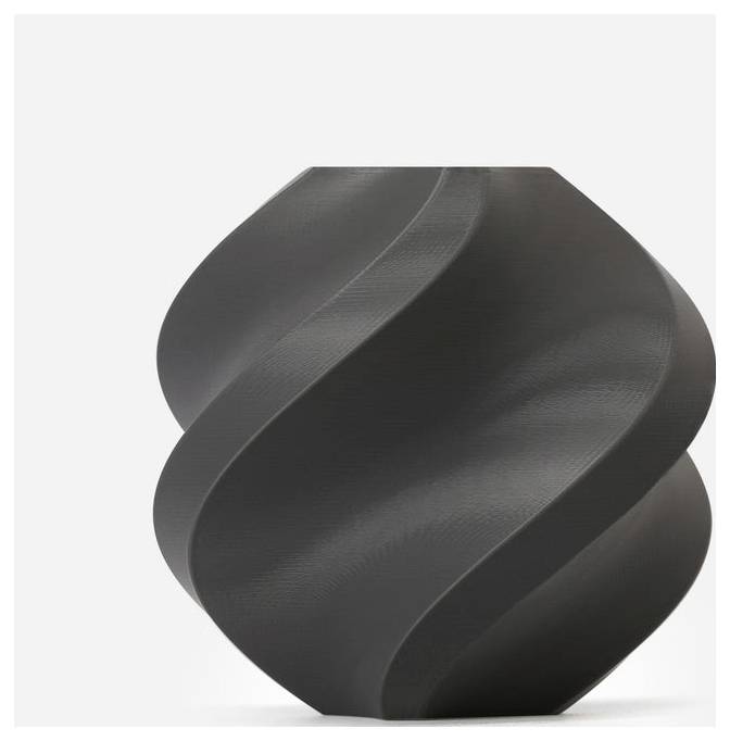 Eine schwarze, spiralförmige Vase steht auf einer weißen Fläche. Die Oberfläche der Vase ist glatt und zeigt eine geschwungene Struktur.