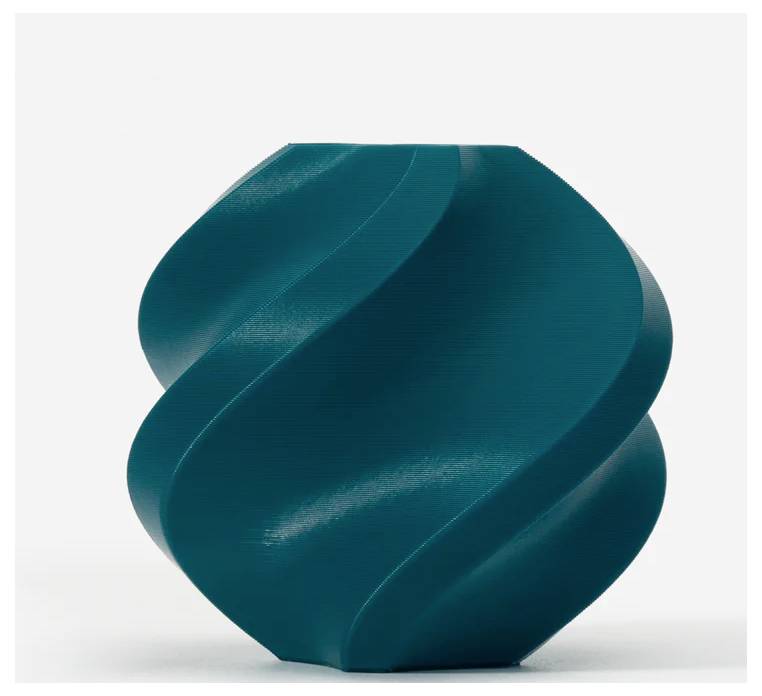 Eine dunkelgrüne, spiralförmige Vase vor weißem Hintergrund. Die Vase hat ein modernes, geschwungenes Design.