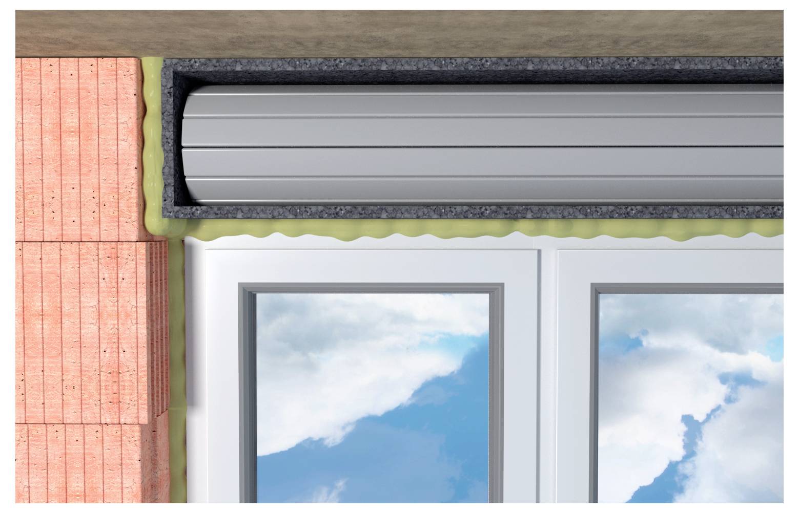 Ein geschlossener Metallrollladen über einem Fenster mit Blick auf blauen Himmel und Wolken, gerahmt von einer roten Ziegelwand.