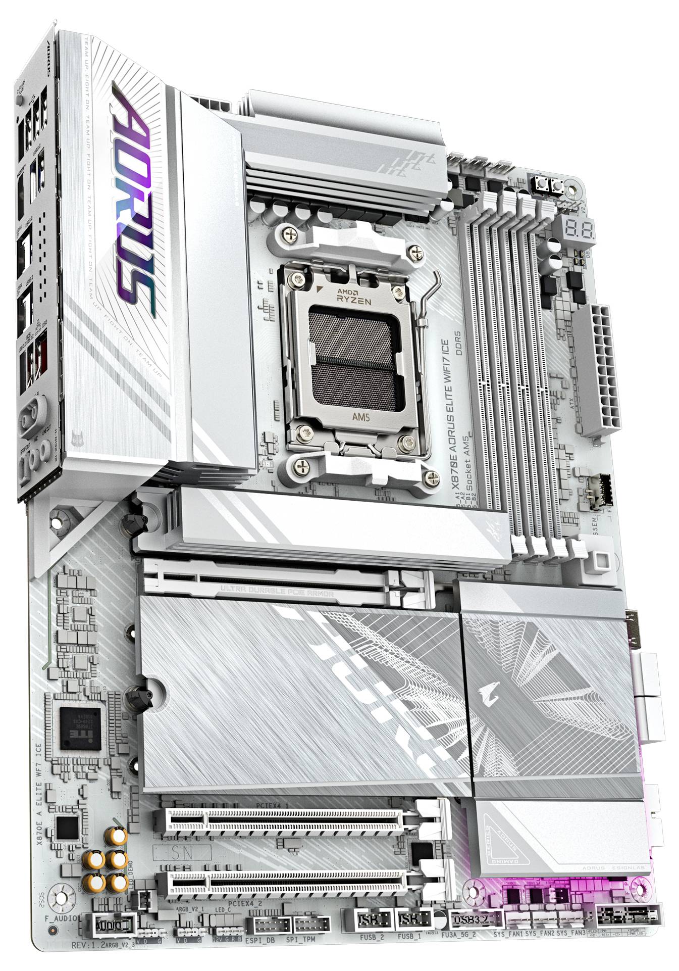 Die Abbildung zeigt ein silbernes Mainboard mit dem Aorus-Logo, zahlreichen Steckplätzen für RAM und Anschlüssen für verschiedene Geräte.