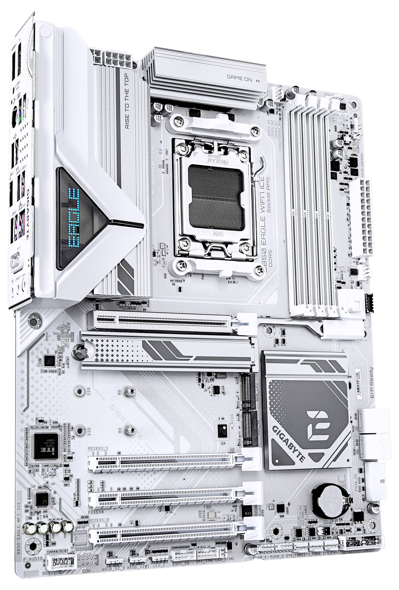 Ein weißes Computer-Motherboard mit mehreren Steckplätzen und Anschlüssen, geeignet für den Aufbau eines leistungsstarken PCs.