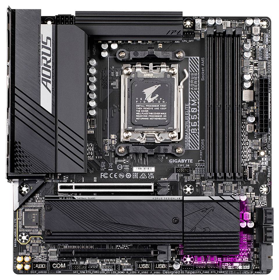 Ein schwarzes Computer-Motherboard mit mehreren Steckplätzen und Anschlüssen, gekennzeichnet als 'Aorus B650M Elite'.