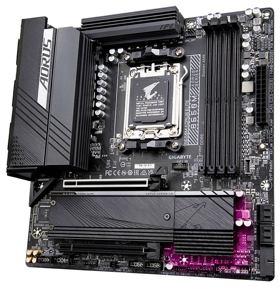 Eine schwarze AORUS-Motherboard-Platine mit CPU-Sockel, mehreren RAM-Steckplätzen und erkennbaren Markenlogos; geeignet für Gaming-PCs.