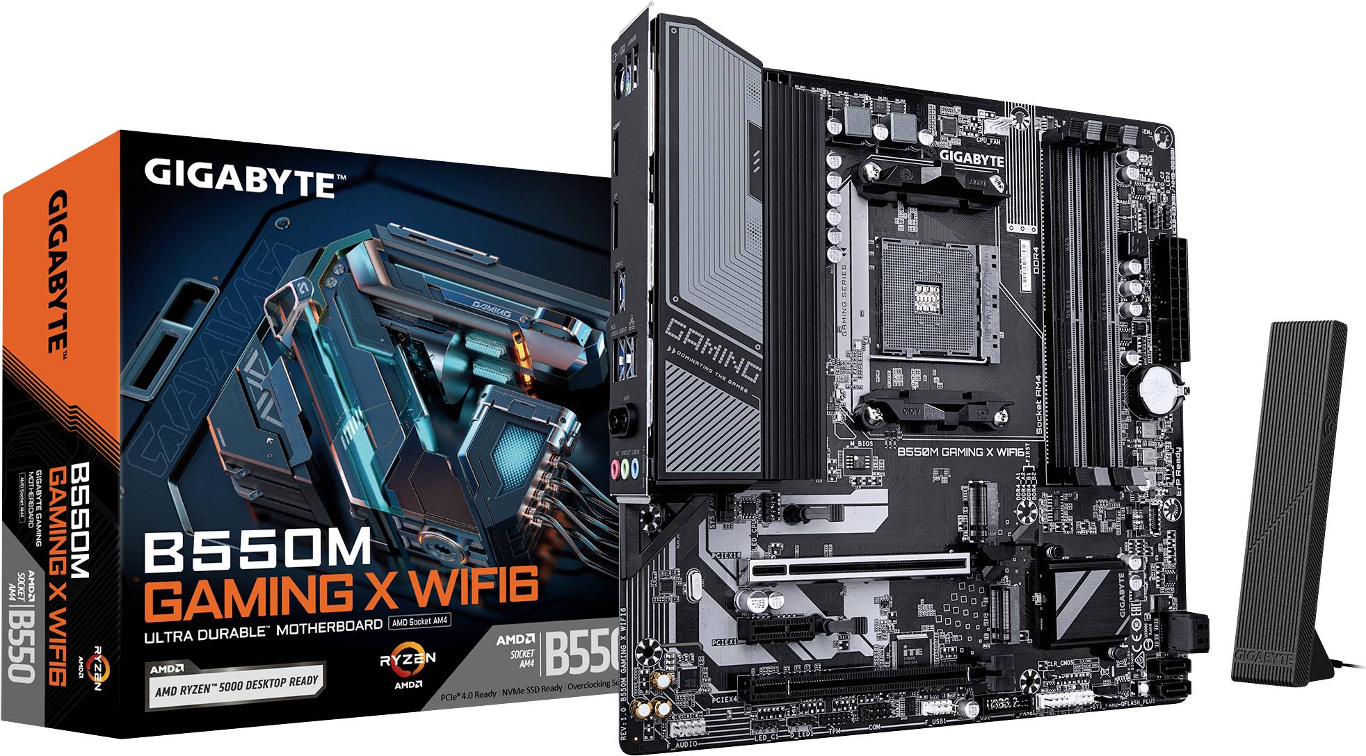 Motherboard Gigabyte B550M GAMING X. Verpackung rechts neben der Platine. Zubehör auf der rechten Seite.