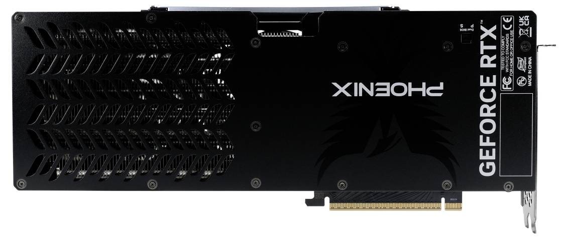 Grafikkarte mit schwarzer Abdeckung und dem weißen Schriftzug 'Geforce RTX'. Auf der linken Seite sind Lüftungsschlitze erkennbar.