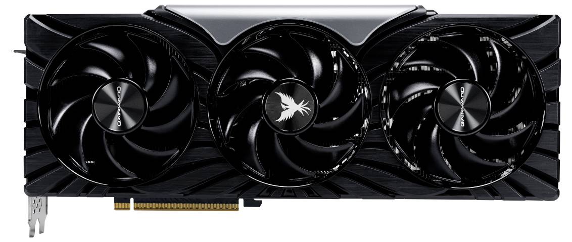 Drei große Lüfter auf einer schwarzen Grafikkarte mit silbernen Akzenten. Sie besitzt eine PCIe-Schnittstelle unten links.