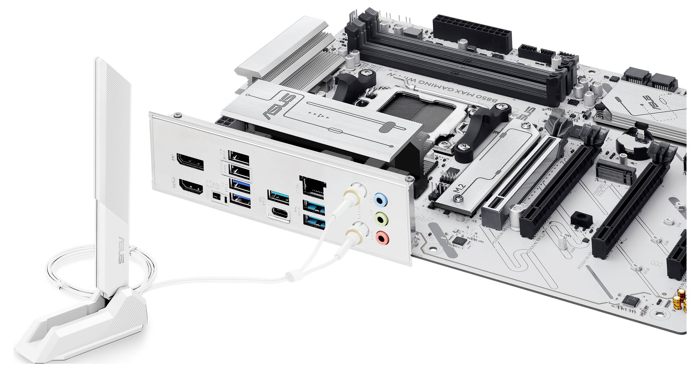 Eine weiße Netzwerkantenne ist über ein Kabel mit einem Computer-Mainboard verbunden. Das Mainboard zeigt verschiedene Anschlüsse.