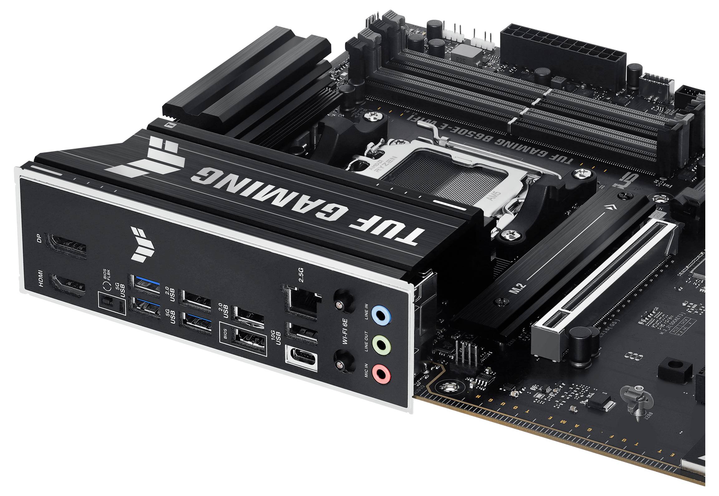 Mainboard mit mehreren Anschlüssen, Prozessorsockel und RAM-Steckplätzen, beschriftet mit 'TUF Gaming'.