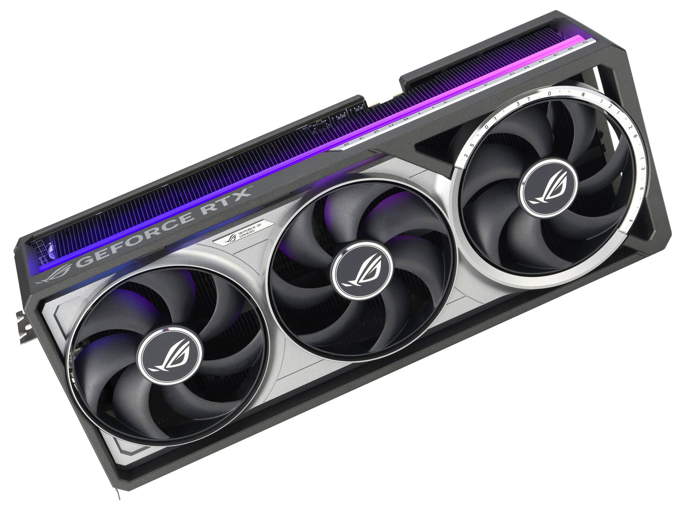 Grafikkarte mit drei Lüftern, markiert mit 'GEFORCE RTX' und ROG-Logo, diagonale Ansicht. Schwarz mit lila Lichtakzent.