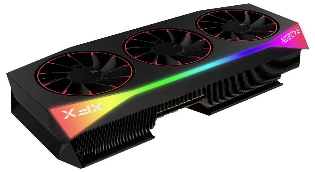 Eine Grafikkarte mit drei Kühlventilatoren und RGB-Beleuchtung, die ein markantes 'XFX' Logo und rote Akzente am oberen Rand trägt.